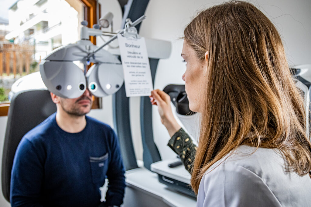 photo avec une orthoptiste dans un cabinet d'ophtalmologie